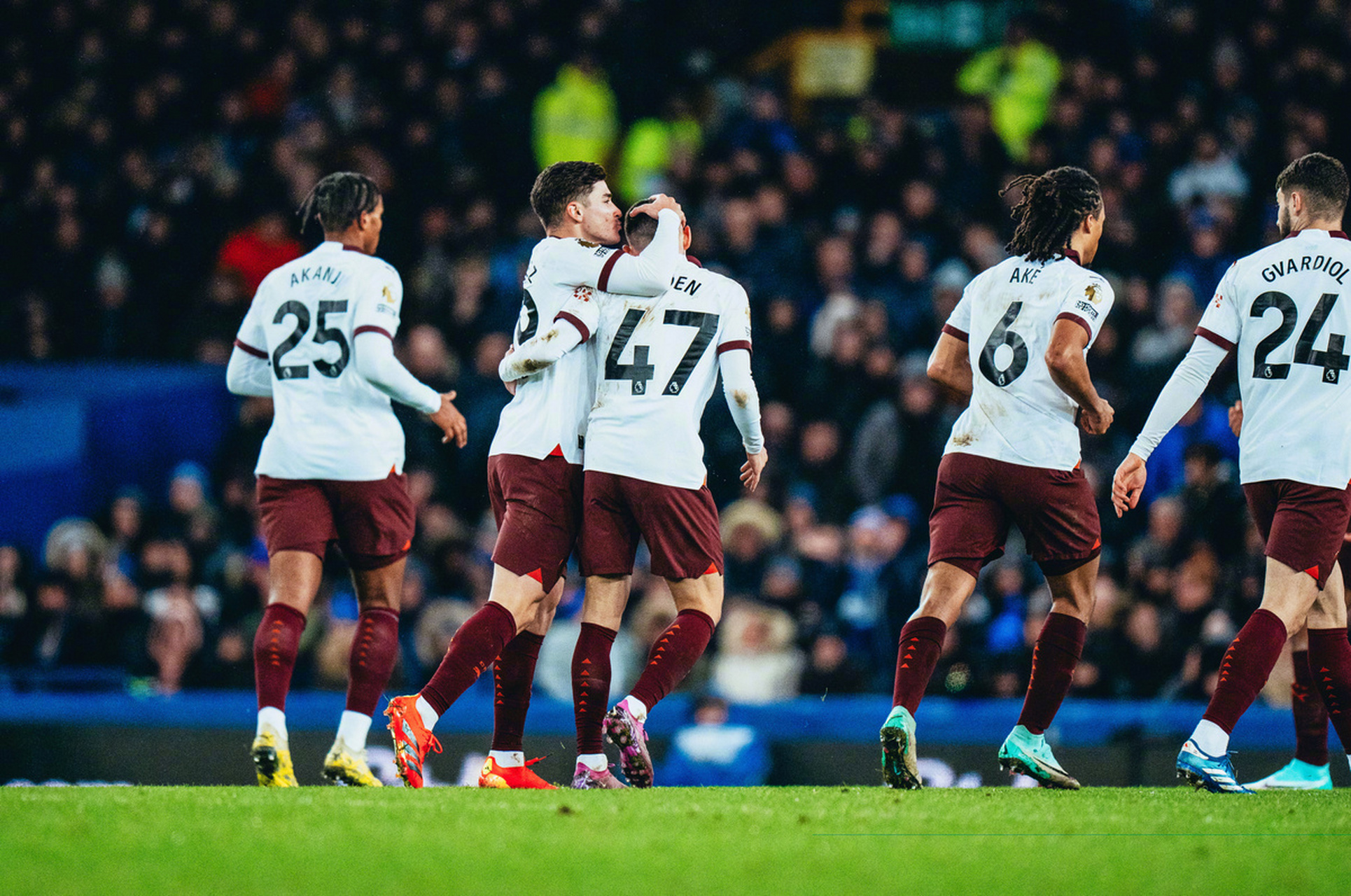 FB体育官网-曼城客场大胜埃弗顿，追赶领头羊