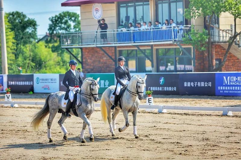 FB体育官网-一支球队在比赛中上演了华丽表演