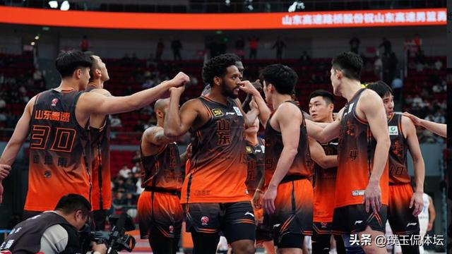 FB体育官网-篮球狂热粉丝聚焦全明星盛典