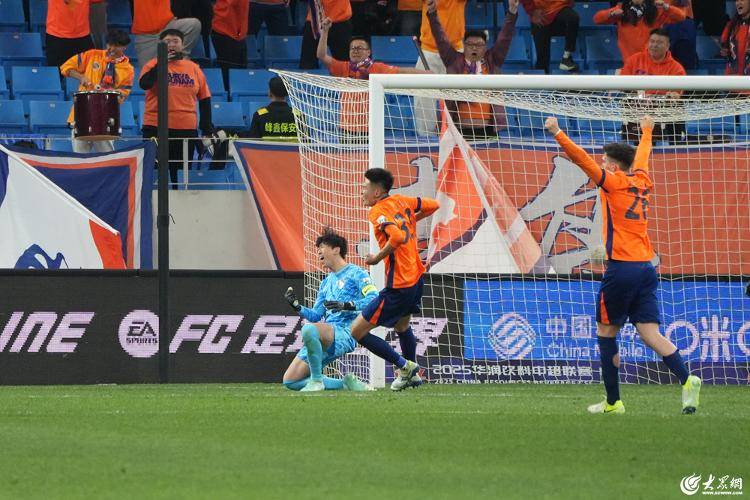 FB体育官方网站-法兰克福队长连续破门，成为中场利器