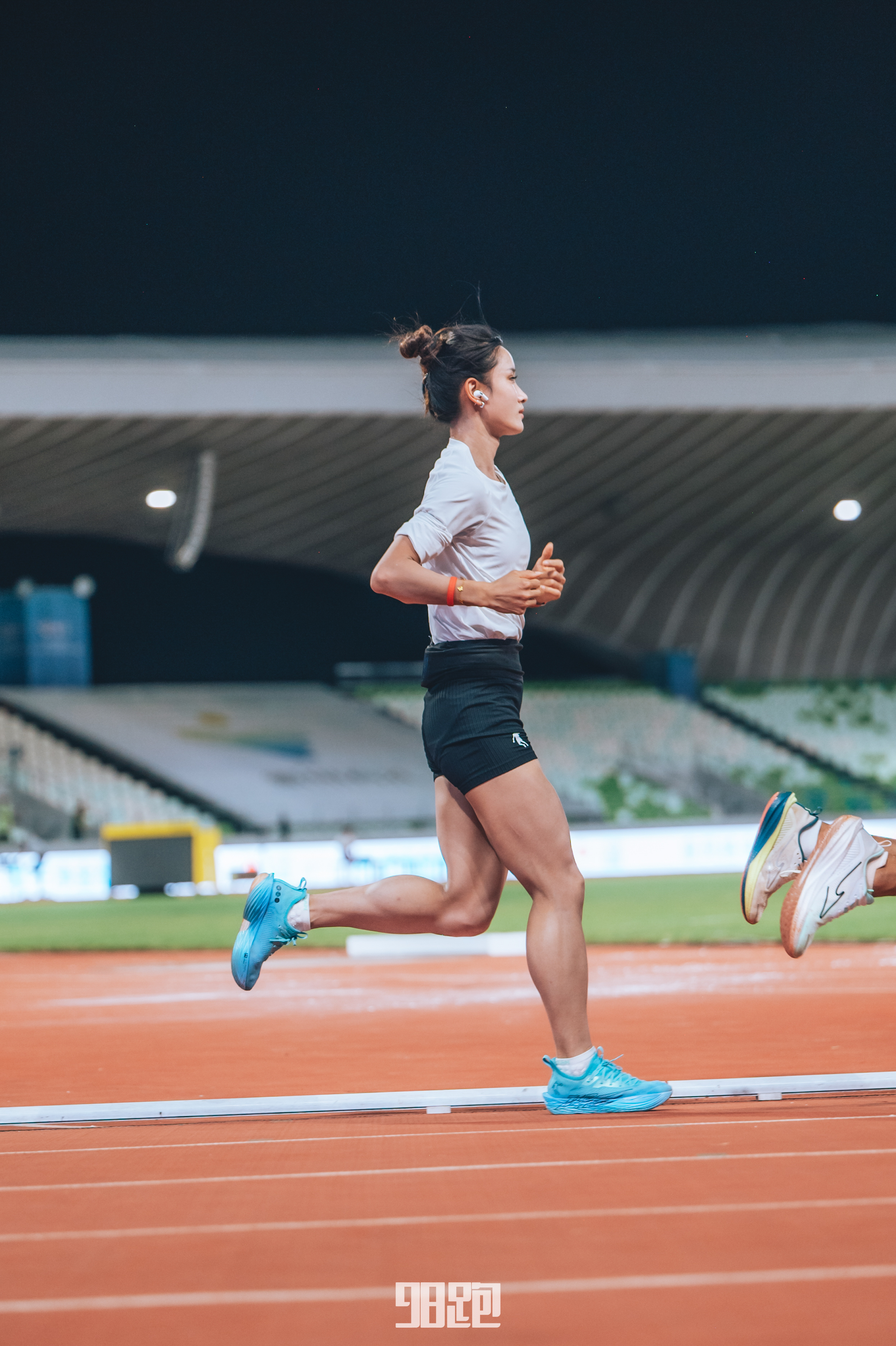 FB体育-女子田径比赛选拜赛呈现踏雪寻梅