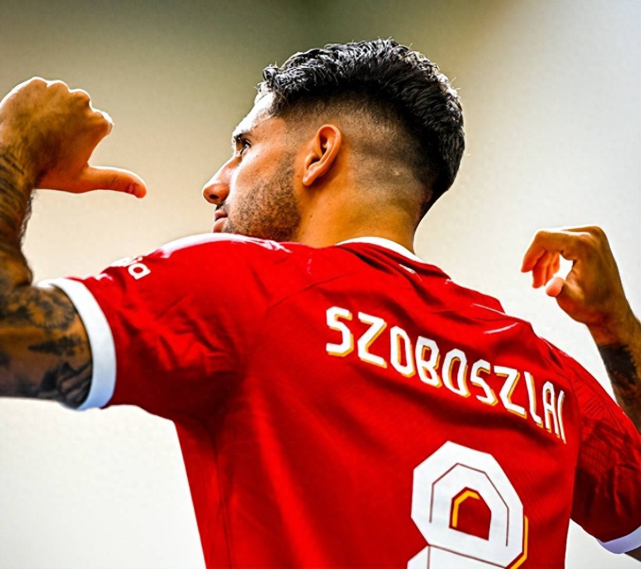 FB体育官方网站-利物浦主力中场受伤，赛季未知