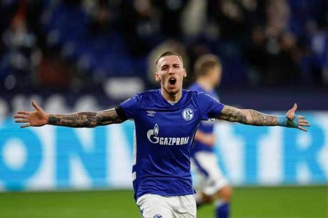 FB体育官网-沙尔克04客场爆冷获胜，飙升积分榜