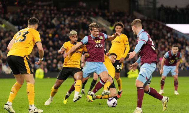 FB体育-伯恩利客场逼平埃弗顿，积分榜稳定