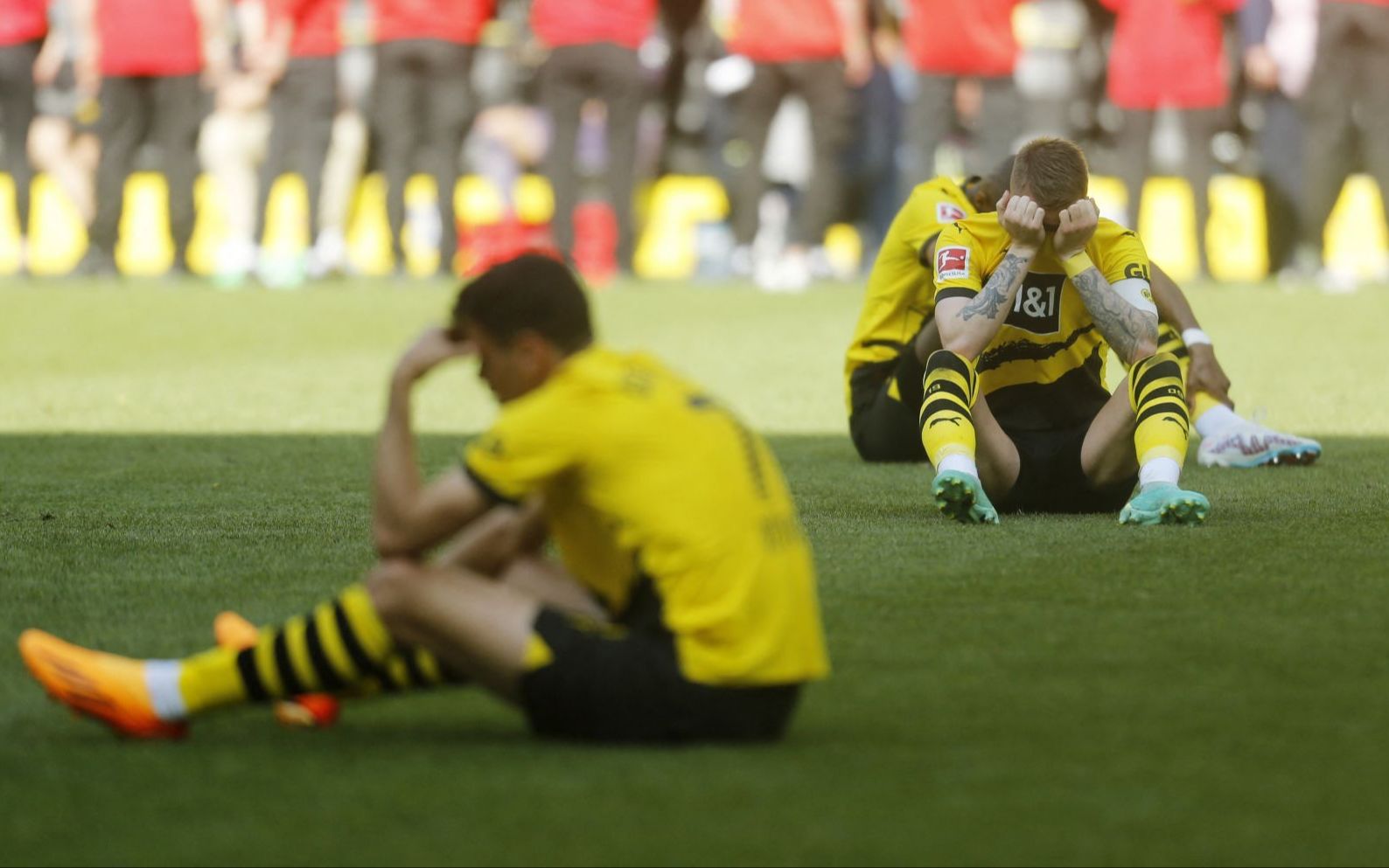 FB体育官网-多特蒙德球员奋勇争冠，终于获得一场比赛胜利