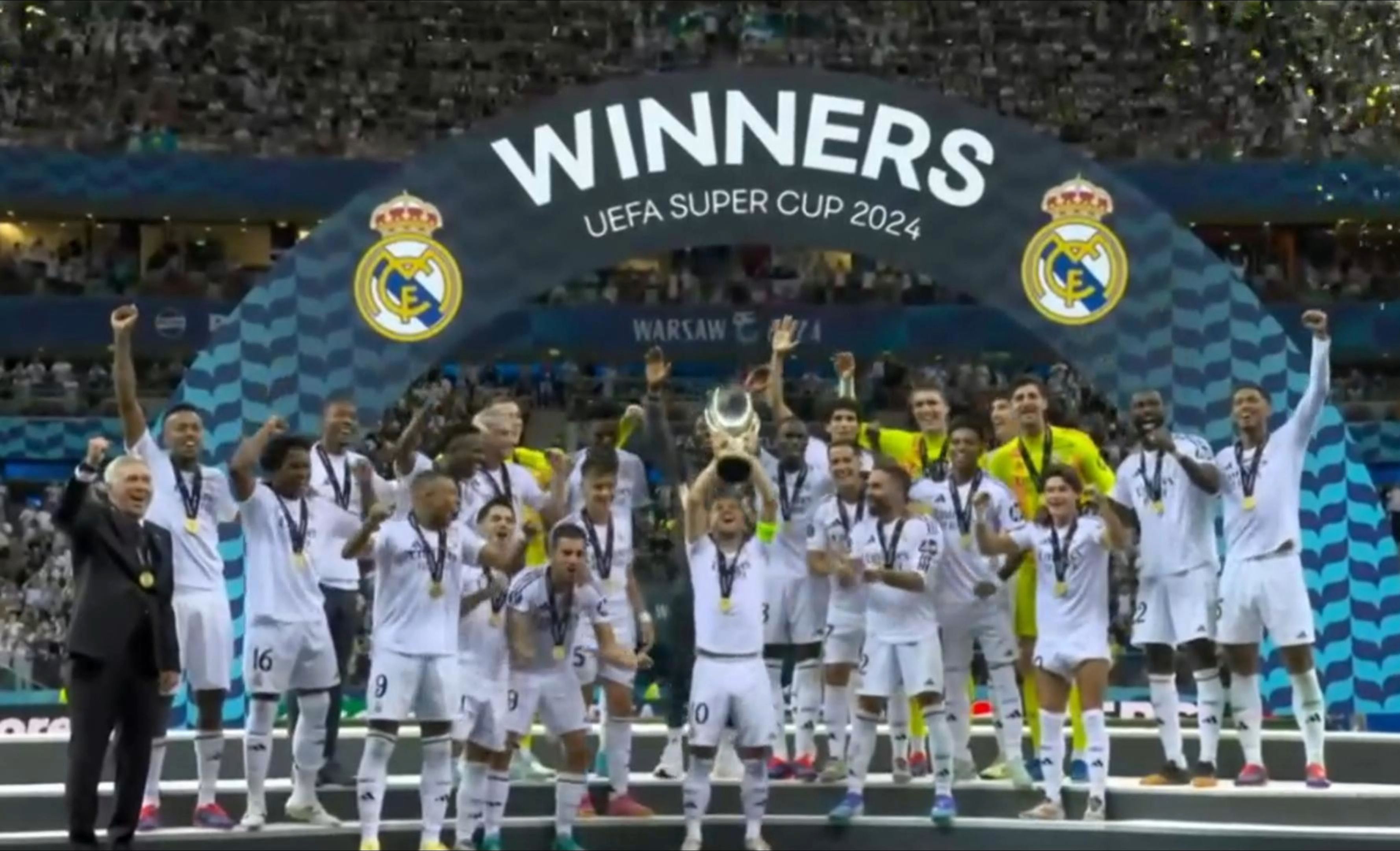 FB体育平台-欧洲联赛球队庆祝赢得季前冠军杯