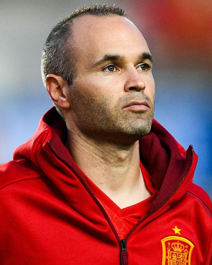 FB体育官方网站-伊涅斯塔回归巴萨，球迷雀跃欢呼