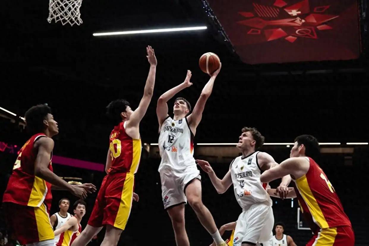 FB体育平台-山东男篮主场负于福建，遭遇两连败颓势难挽回