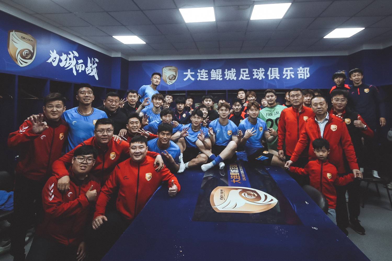 FB体育-大连足球主场大胜天海，保住争夺积分